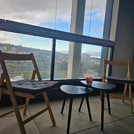 Centre Design O2 Arena - Parking - Large Glass Balcony - Big Tv - Coffee, 24-7 Self Check-in *