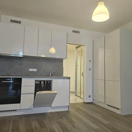 Centre Design O2 Arena - Parking - Large Glass Balcony - Big Tv - Coffee, 24-7 Self Check-in *